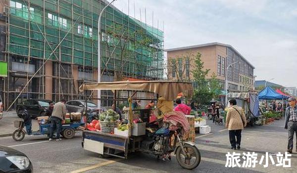 逛古朴的集市街道