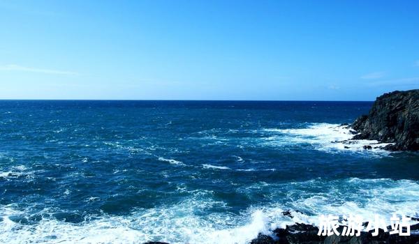 沉浸在蓝色海洋中的休闲